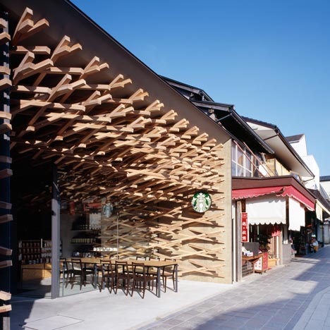 Starbucks кафе на подходе к святыне Синто в Японии.