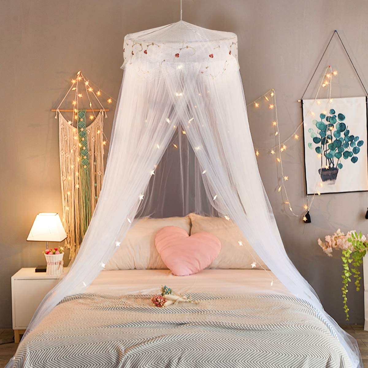 Кровать с балдахином – идеальный выбор места для сна.