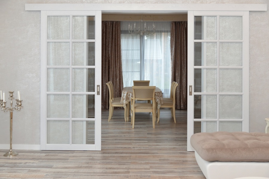 Раздвижные двери - популярный элемент при дизайне интерьера дома