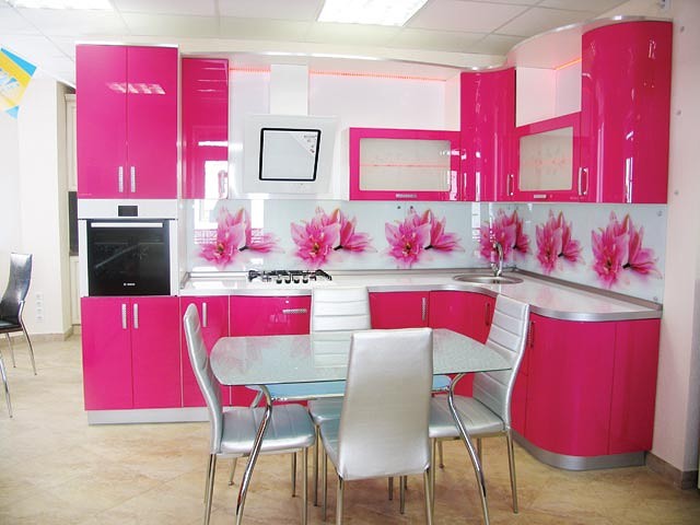 Кухни в розовых тонах